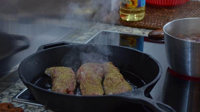 烤猪里脊肉,在一个铸铁煎锅中加热葵花籽油(2汤匙)。油热后放入猪里脊肉,直到一面略微烤焦。