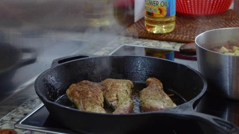 烤猪里脊肉,一旦其单面煎至呈均匀棕色,即可翻面以同样方法煎烤。