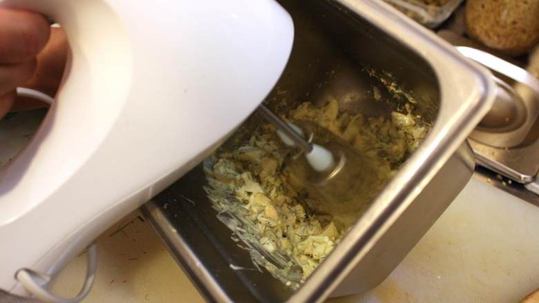 鸡蛋莳萝沙拉百吉饼三明治 ,用手持搅拌机搅拌约2分钟,或者用一个铲子搅拌。