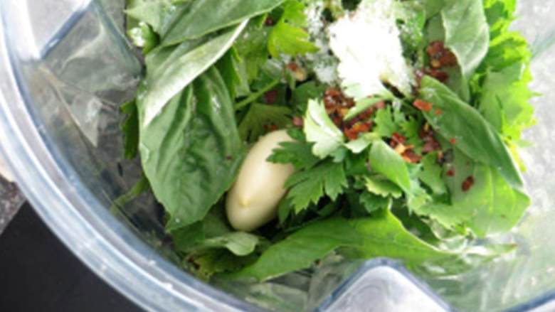 蜜桃沙拉配香草酱,制作沙拉汁,在食物搅拌器里加入罗勒(2 cups), 意大利欧芹, 大蒜 (1 clove), 干红垃圾哦碎(1/2 tsp), 粗盐, 红酒醋和橄榄油 。
