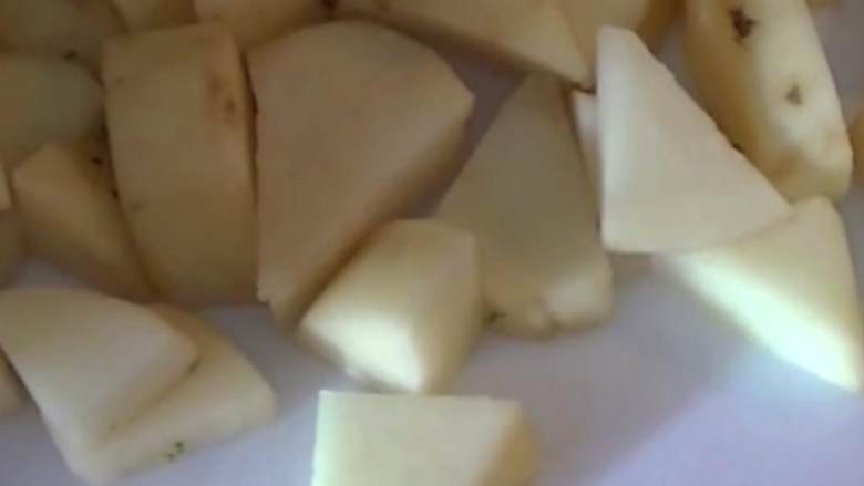 土豆西兰花玛莎拉,大蒜 (2 cloves),小洋葱切碎, 大土豆切块。