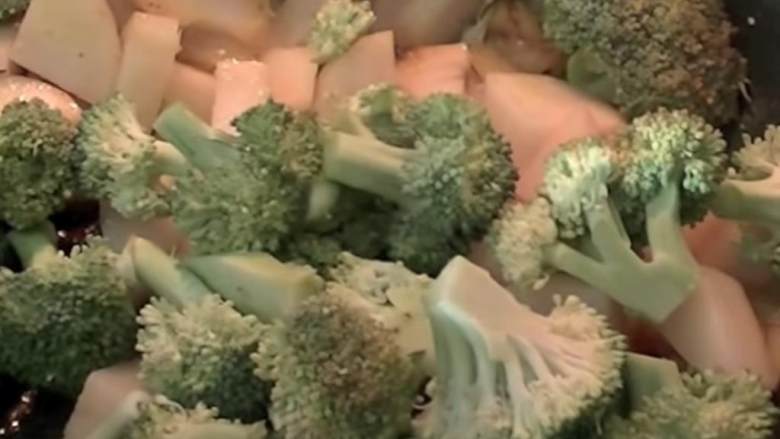 土豆西兰花玛莎拉,加入土豆和西兰花(300 克),加盖,煮7-8分钟,不时搅拌一下。