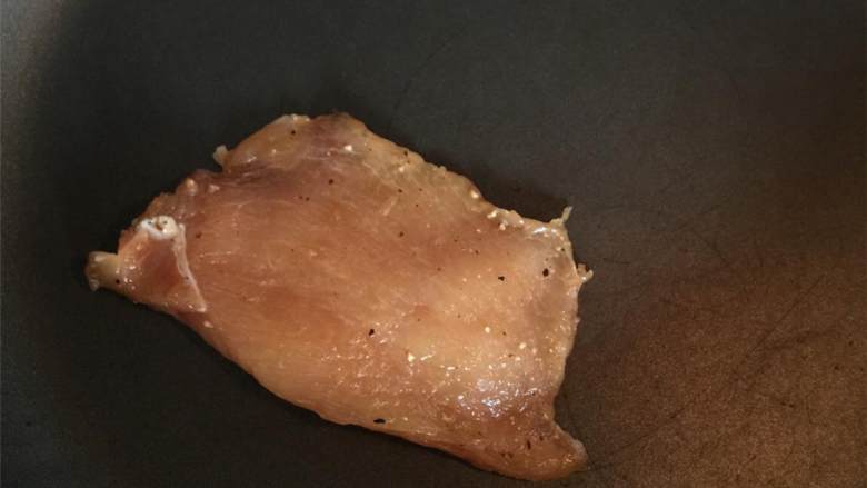 低卡鸡肉卷,高火加热平底锅,可以放油也可以不放。锅烧热后放入鸡胸。
