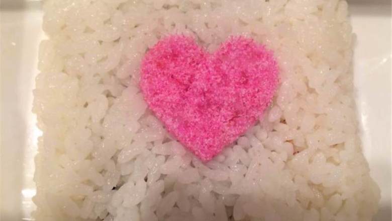和平鸽便当,铺一个心形,食材有桜でん桜でんぶ 、北海道鳕鱼