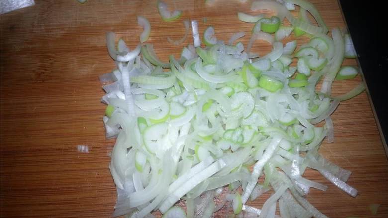 韭葱土豆奶油汤,将韭葱 的茎和叶子切细丝。
