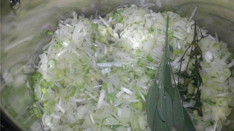 韭葱土豆奶油汤,在锅中加入韭葱,青菜,洋葱,大蒜和新鲜百里香,鼠尾草 和一小撮盐,用中火烧至蔬菜都变软并且开始焦化。
