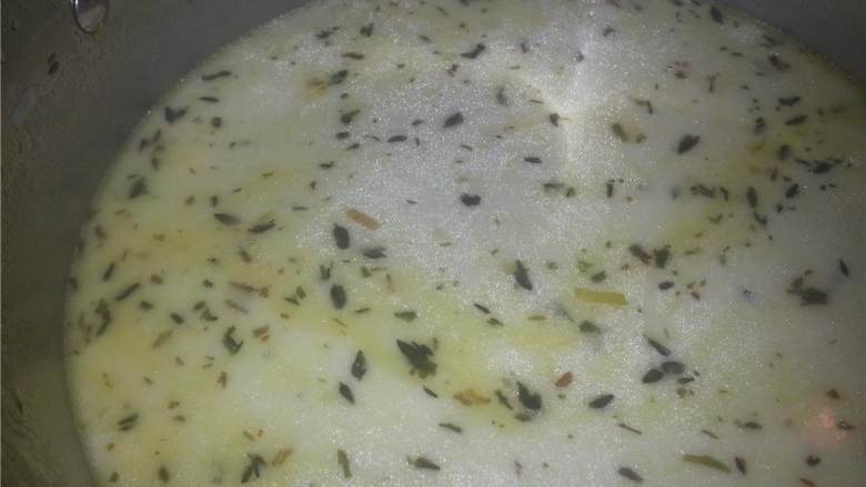 韭葱土豆奶油汤,这个时候已经可以喝了。当然你也可以把汤倒入搅拌机中搅拌,倒入的汤不要超过搅拌机的一半。