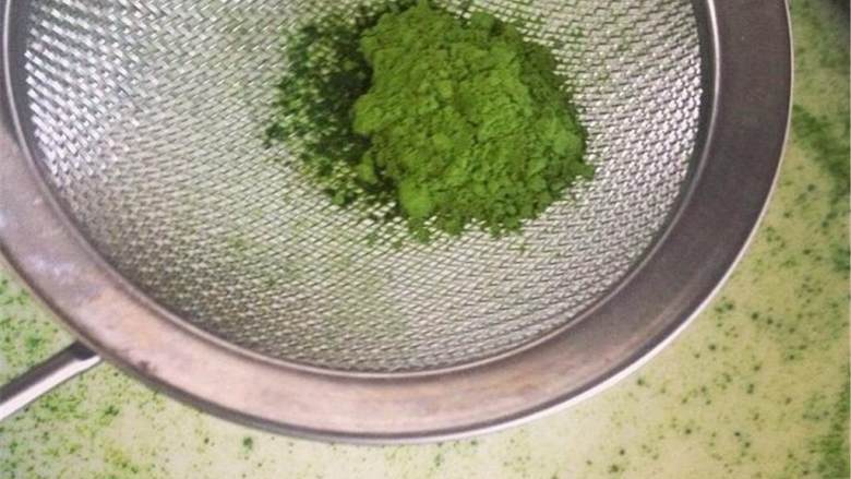 抹茶牛奶酱,50ml牛奶A 加热到体温左右的温度,加入过筛好的抹抹茶粉 ,充分搅拌至没有结块顺滑的状态。