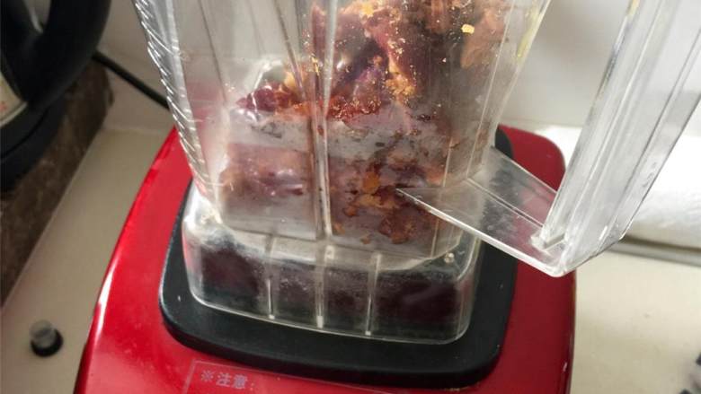 枣泥糯米糍,将红枣肉倒入料理机中适量加点水,不要太多,一点点就好。