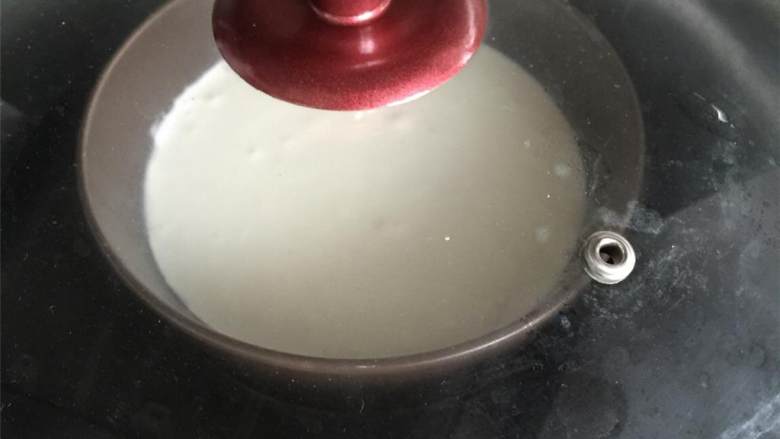 枣泥糯米糍,将面糊倒入碗中,水沸腾后放入蒸10-15分钟