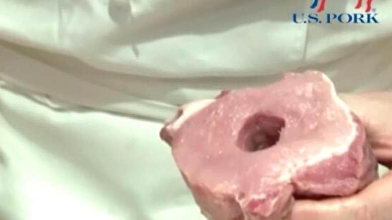 梅子烤美国去骨里脊,去骨里脊肉 中间切一长洞,洞口大小刚好能塞进一颗西梅即可。