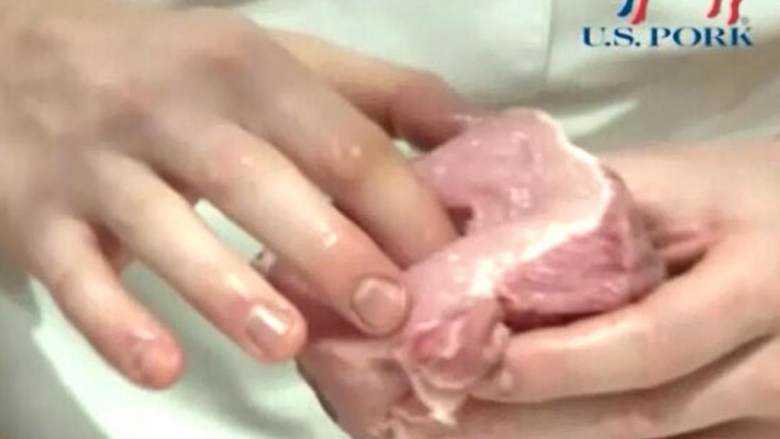 梅子烤美国去骨里脊,往洞口塞去核西梅 ,尽量塞紧,最后在洞口处插上一根牙签固定,使西梅不会掉出来。