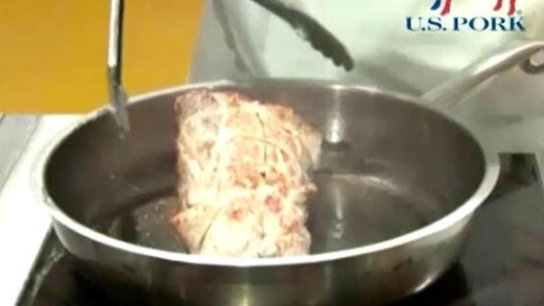 梅子烤美国去骨里脊,里脊肉表面均匀撒上少许盐 、黑椒碎 、百里香碎 ,静置20分钟。
