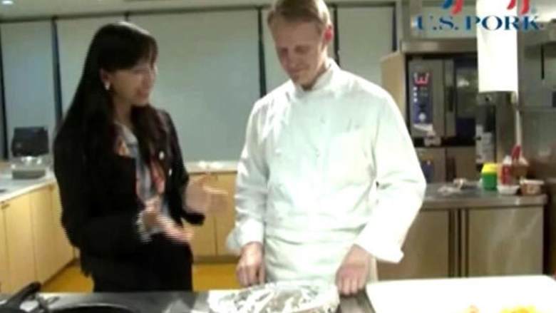 梅子烤美国去骨里脊,将里脊肉(1千克)转移至烤盘中,放入西梅(约10颗)、洋葱块、百里香碎 ,用锡纸盖紧烤盘。