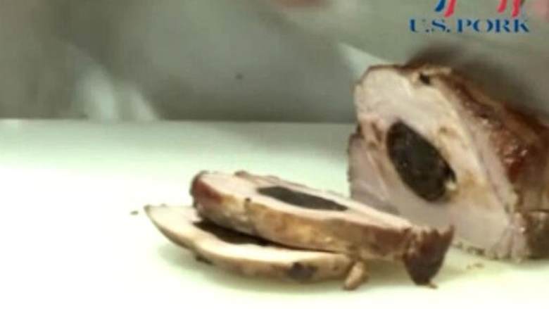 梅子烤美国去骨里脊,预热烤箱至160摄氏度,烤制15-20分钟,将烤盘从烤箱中取出,不要翻开锡纸,静置10分钟