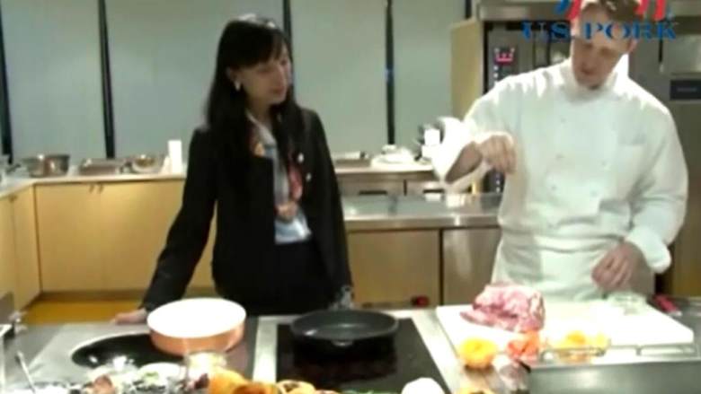 柿子烧梅花肉,在梅花肉整块表面稍微撒上盐和黑胡椒碎 ;