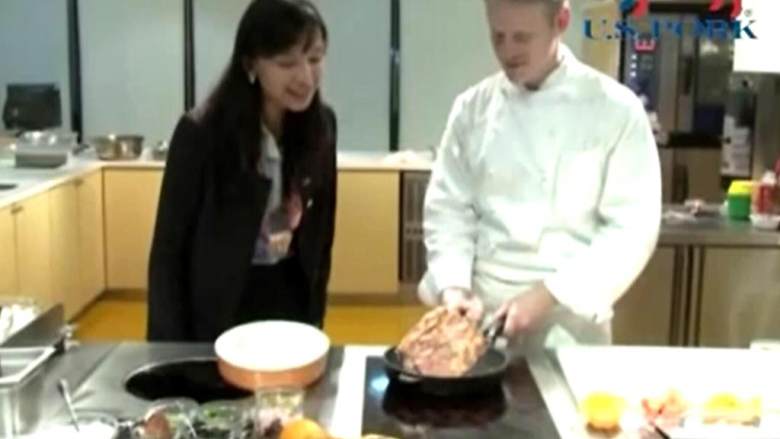 柿子烧梅花肉,将平底锅预热,放入少许橄榄油,将梅花肉整块翻入平底锅中,小火煎至各面金黄,转移至烤盘中。