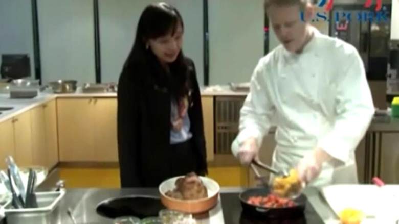 柿子烧梅花肉,将胡萝卜、日本小南瓜切小块,放入平底锅中,加入少许盐(适量) 、黑胡椒碎 、姜片 慢火煎至微黄,倒入烤盘中;