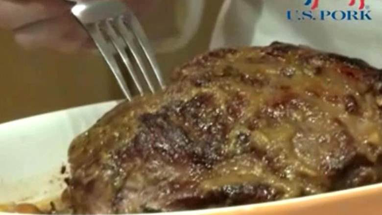 柿子烧梅花肉,烤箱预热至140-150摄氏度,将梅花肉整块慢烤4-5小时,至肉可以用叉子撕开;