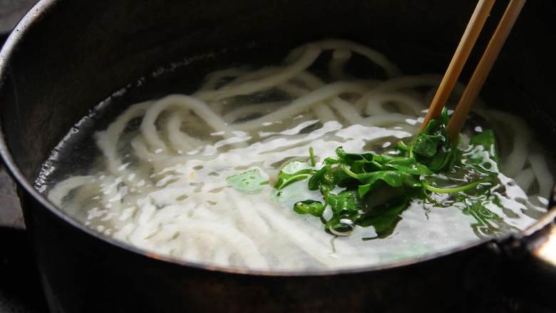 烧味酸辣粉,将土豆粉和豆苗 飞水备用;