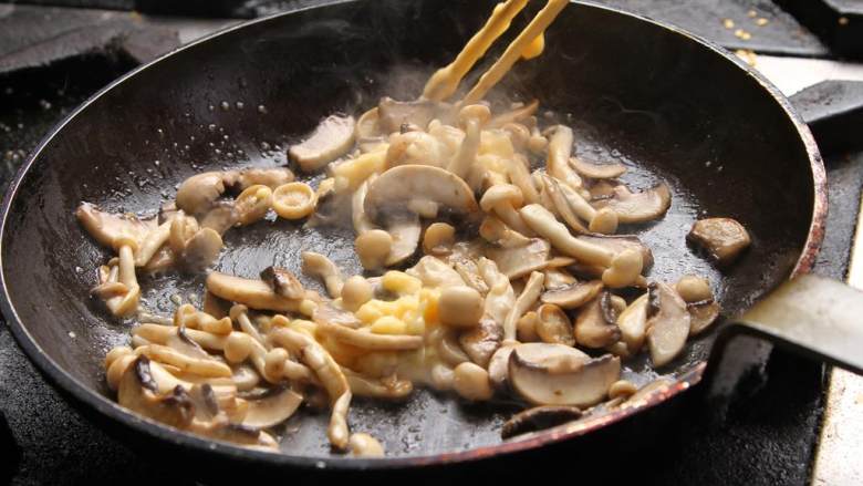 奶油鸡汤焗杂菌,锅上火放底油,将鲜蘑菇 和蟹味菇类(白色) 煎好备用