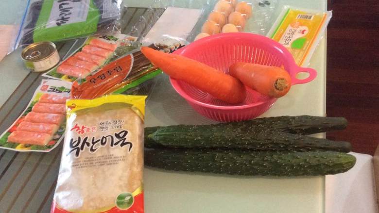 紫菜包饭(韩式寿司),用电饭煲把短粒米煮熟,在准备其他材料的时候米饭要保温。