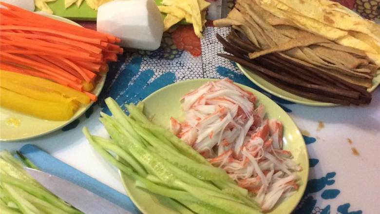 紫菜包饭(韩式寿司),把大胡萝卜 和无籽黄瓜切丝。
