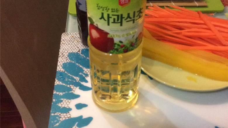 紫菜包饭(韩式寿司),将紫苏叶切条放在一边。