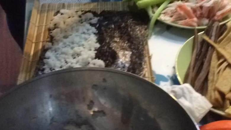 紫菜包饭(韩式寿司),把煮好的米饭放进碗里,淋上苹果醋后搅拌,直到醋渗透到米饭中。