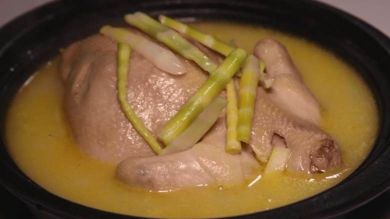 天目笋干鸡,将天目笋装饰在草鸡上,就可以上菜啦!