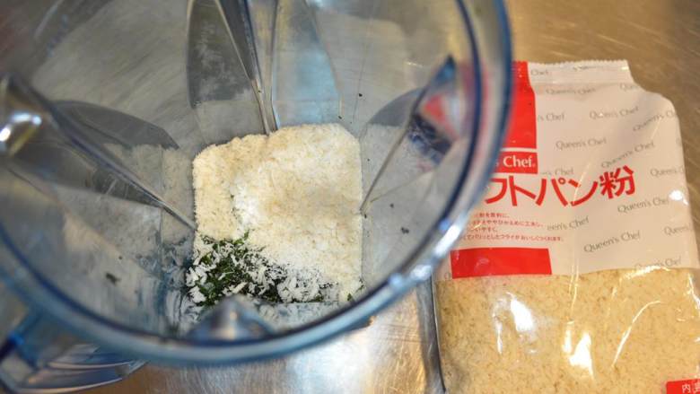 罗勒三文鱼紫薯泥,滤干叶子上的油，将油放一边备用。用纸巾除去叶子上多余的油。