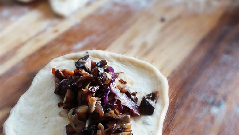 家常版蔬菜锅贴,大葱切碎.