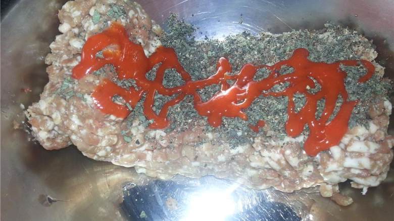 自制田园风香肠,把放在冷冻层的大腕取出,加入80/20 猪肉碎(1 磅),以及上一步准备的调味料,我用sriracha辣椒酱代替红辣椒,所以在这一步加入。