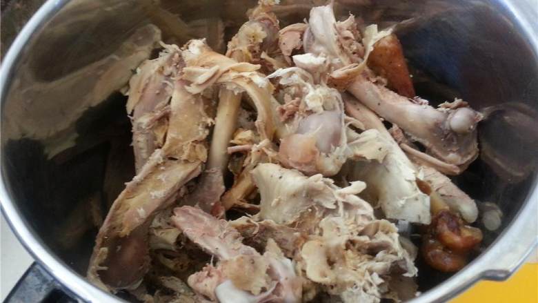 压力锅炖汤,把剩下的火鸡肉(1)放进你的压力锅里。