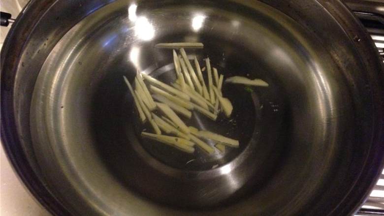 中式鲫鱼汤,在一个汤锅中,加入水和姜丝,大火煮开。