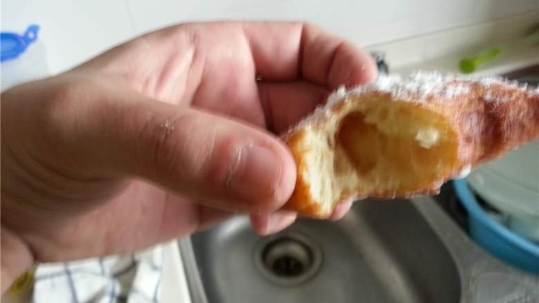 面包卷,面包卷炸好以后,放在纸巾上把油控干,然后放进装有糖粉的袋子里使劲摇,或者把自己想象成托尼·蒙大拿,用勺子往面包卷上撒糖粉。