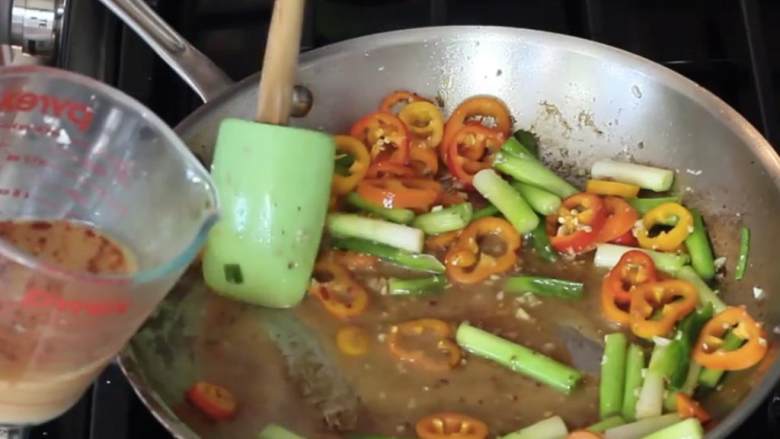 葱炒牛排饭,再加一次酱油，并将其加到锅中。煮汁，用木勺子刮锅底，取少量的棕色酱汁。