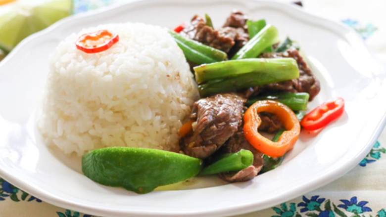 葱炒牛排饭,配上些米饭(为了口味),好好享受吧。
