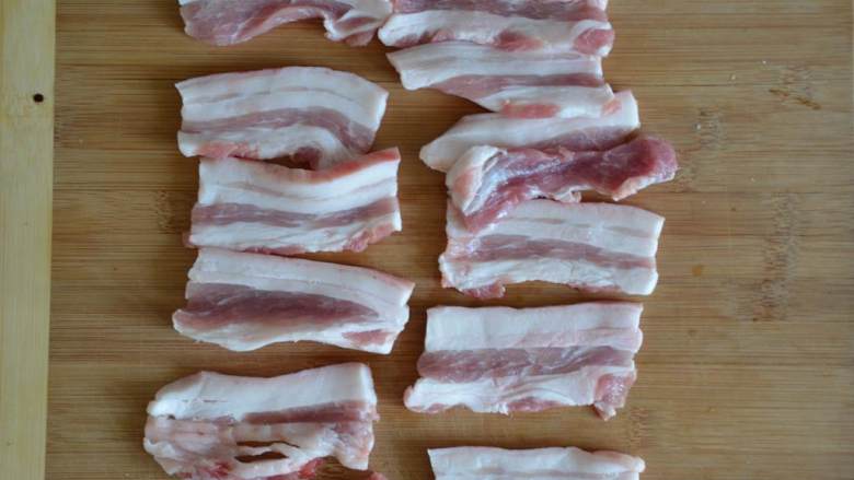 简易版菲律宾烤五花肉(Liempo),把五花肉(1 1/4 磅)切成1/4 英寸长的小片，厚度跟平常吃的培根差不多厚，切得越薄越容易煮熟。