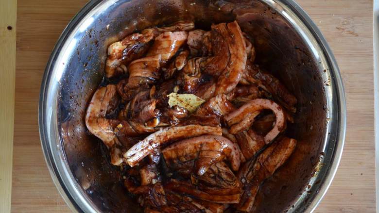 简易版菲律宾烤五花肉(Liempo),把切好的五花肉片放入调好的酱汁中腌制，至少腌制30分钟，肉片切得较厚的话需要腌制更久。
