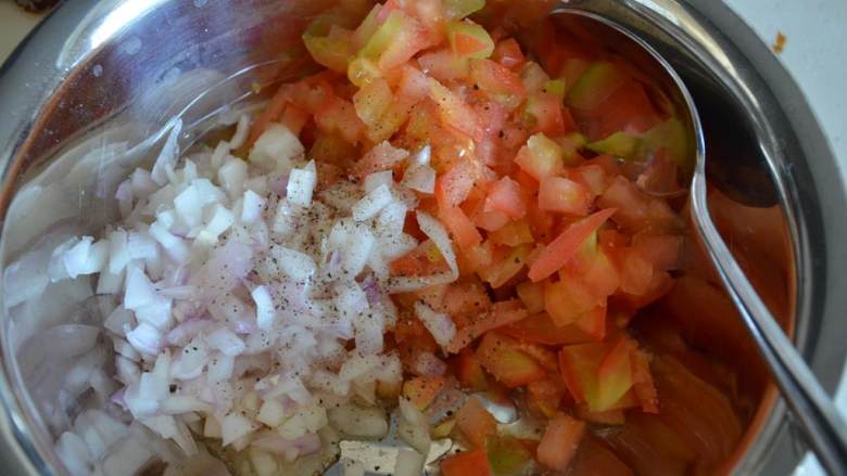简易版菲律宾烤五花肉(Liempo),把切好的红洋葱, 番茄和咸蛋拌均，撒上盐和黑胡椒，放置一旁备用。