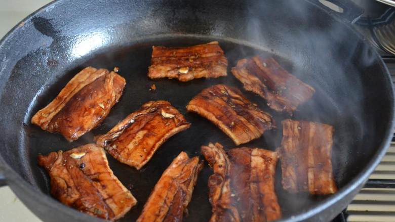 简易版菲律宾烤五花肉(Liempo),把腌好的五花肉放入锅中煎制，看到一面稍微有点炭黑后翻去另一面，两面都煎好后放置一旁。