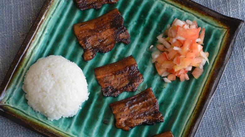 简易版菲律宾烤五花肉(Liempo),搭配煮好的米饭(适量)和番茄沙拉一起享用！