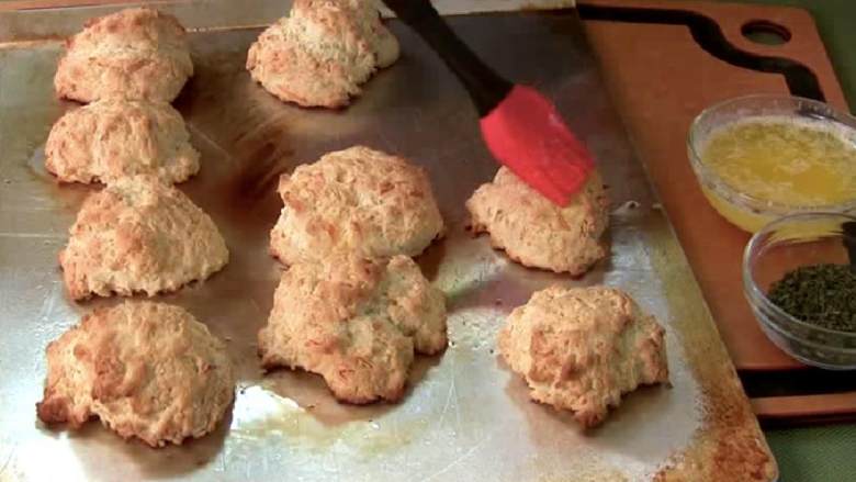 切达干酪龙虾饼干,饼干做好后,在顶上涂上黄油, 趁热撒上干欧芹碎。等冷却一会后再涂上黄油。