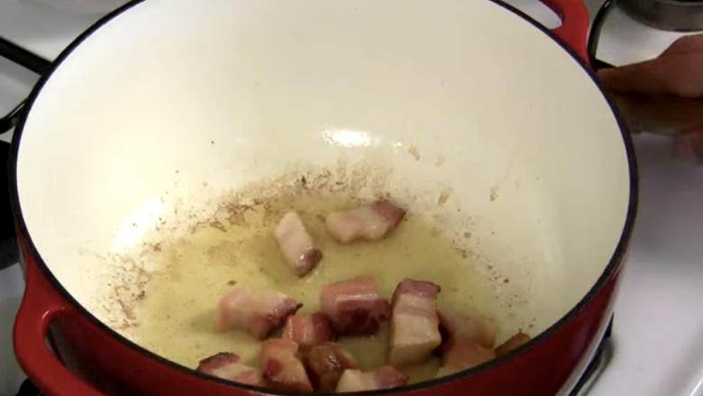 勃艮第牛肉,用中火加热一个砂锅,倒入橄榄油(3 1/2 汤匙),把沥干的培根炒至金黄,大约要2到3分钟。炒好备用,把油留在锅里,烤箱230度预热。