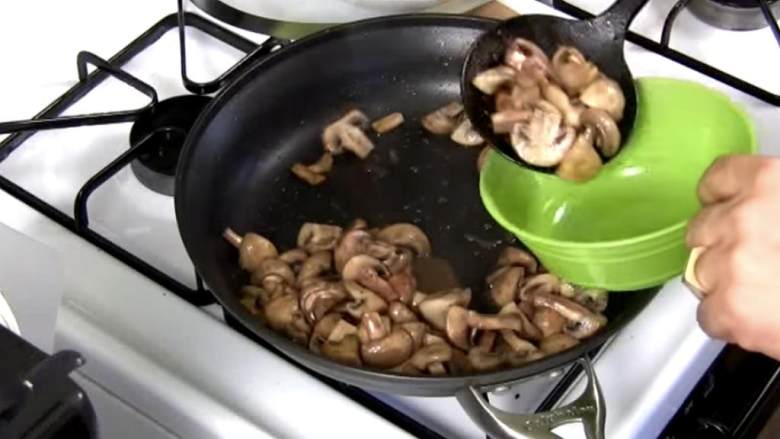 勃艮第牛肉,把平底锅擦干净,再倒入剩下的油和黄油,用大火加热。当黄油开始冒泡时,加入切好的蘑菇。晃动一下锅子,煎4到5分钟至蘑菇金黄,拿出备用。