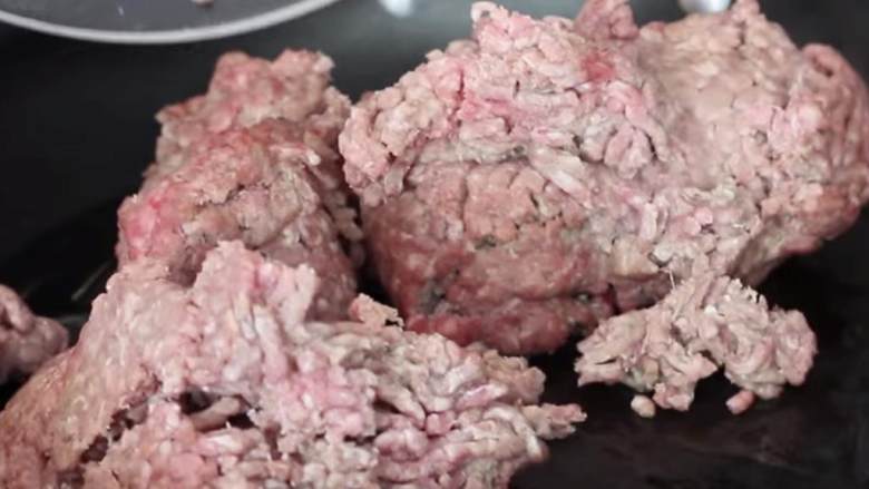 肉酱意面南瓜,大平底锅中火加热, 加入橄榄油(1 汤匙), 油热后放入牛肉碎(1 1/2 磅), 用木铲把肉分开, 炒制5分钟.