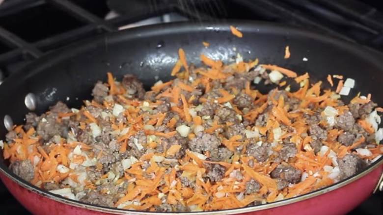 肉酱意面南瓜,加入切好的胡萝卜, 洋葱和蒜末, 放入盐和黑胡椒(适量)调味, 加入切碎的干辣椒(1/2 茶匙). 煮5分钟,直到蔬菜变软.
