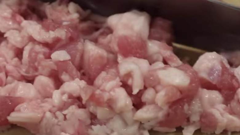 猪肉鲜虾烧麦,用刀进一步把它砍碎。如果猪肉太大了,它的味道就不好了。