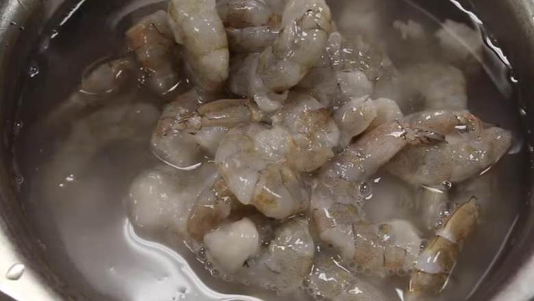 猪肉鲜虾烧麦,用水洗虾,漏干待用。